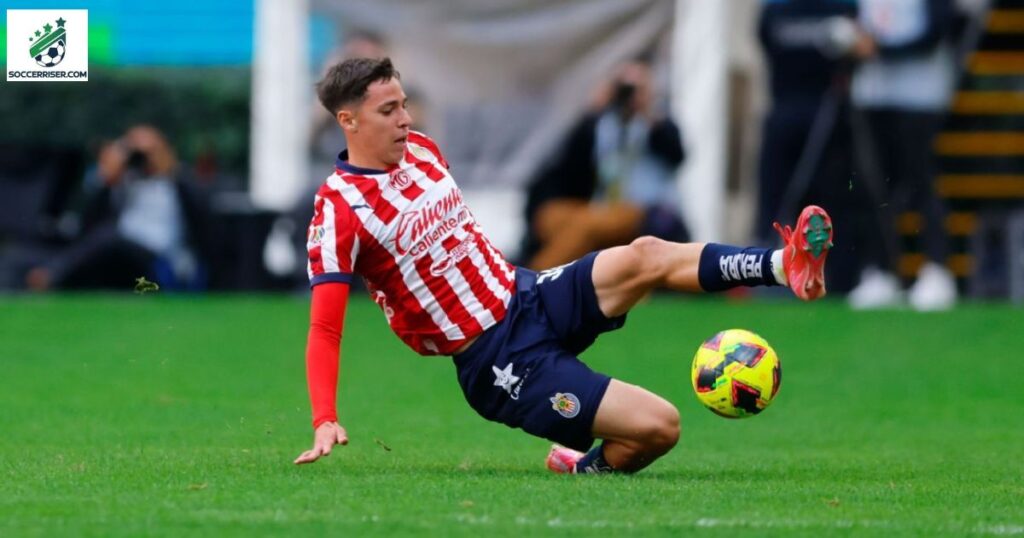 Mateo Chávez in action for Chivas